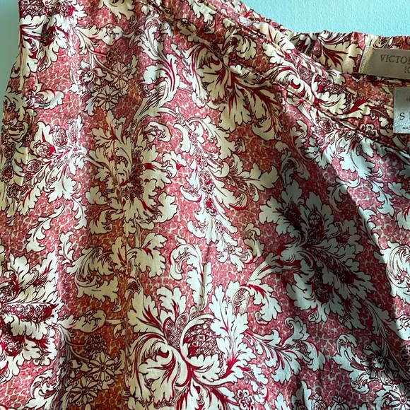 Victoria Secret 100% Silk Shorts Burgundy&Cream Paisley Women’s Size Large - Picture 3 of 3